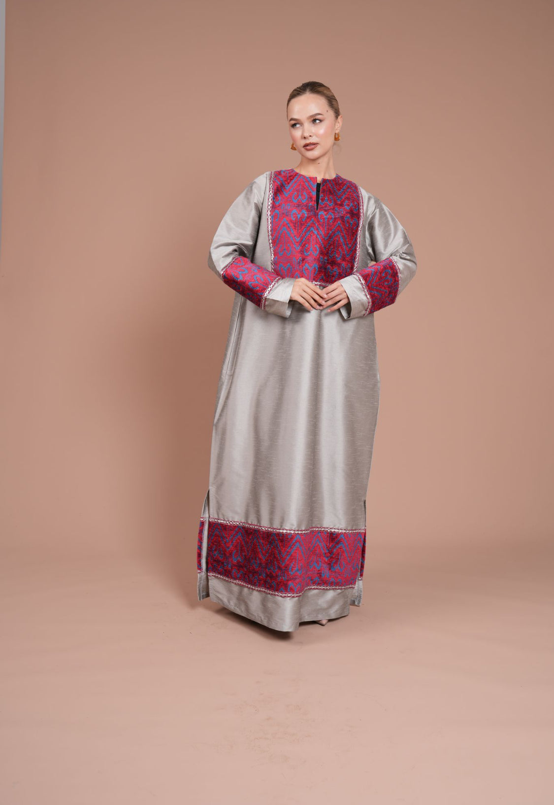 silver and dark pink daraa