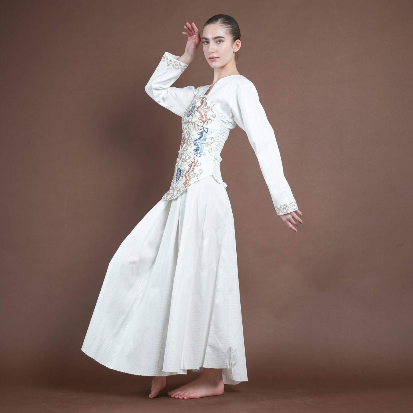 White linen Daraa with embroidery Piece