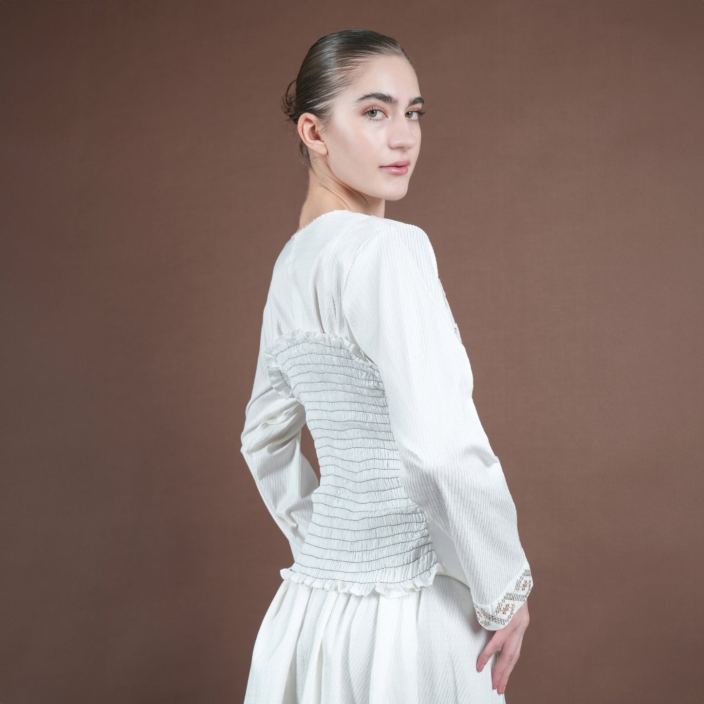 White linen Daraa with embroidery Piece