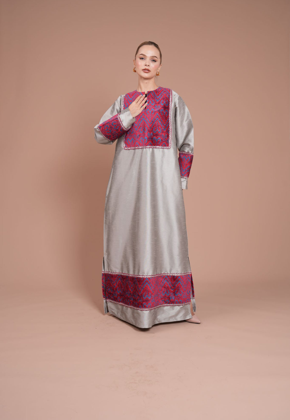 silver and dark pink daraa